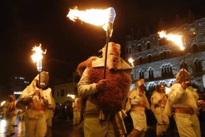 Una de las de estampas referentes del carnaval tradicional de León, al paso de los zafarrones de Riello. JESÚS F. SALVADORES.