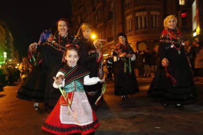 La indumentaria tradicional también desfiló. JESÚS F. SALVADORES