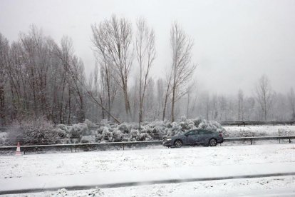 La carretera entre Cubillos del Sil y Villablino. CÉSAR SÁNCHEZ.