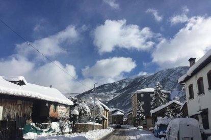Postal que deja la nieve en Palacios del Sil. DL.