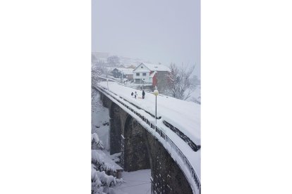 Niños en trineo por el puente, en Caboalles de Abajo. MARÍA JOSÉ CORREIA GARRIDO
