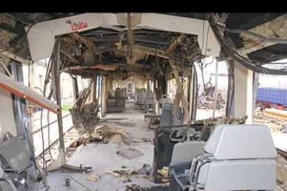El rastro del dolor Imágenes como ésta evidencian las terribles consecuencias del brutal atentado en los vagones del tren y colocaron a España en el punto de mira de la atención informativa internacional.