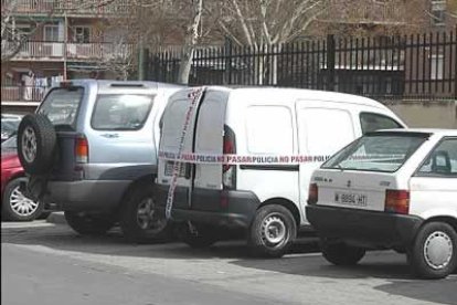 El hallazgo, el mismo día 11, de una furgoneta en Alcalá de Henares, con siete detonadores y una cinta con versículos del Corán, fue una de las pistas que condujo a la hipótesis de la autoría islamista.
