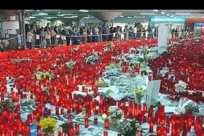 Miles de velas encendidas y ramos de flores recuerdan a las víctimas en la estación de Atocha. En los atentados, atribuidos a Al Qaida, perdieron la vida 191 personas y heridas 1.400.