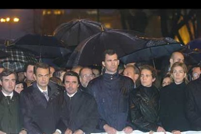 «Con las victimas, con la Constitución, para la derrota de terrorismo» fue el lema de una multitudinaria manifestación en la que los madrileños y las fuerzas políticas mostraron su repulsa al terrorismo.