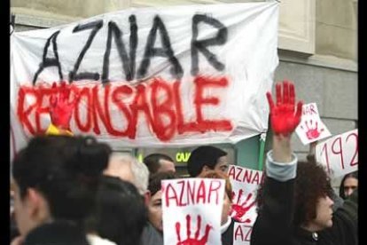 Familiares de las víctimas de los atentados del 11-M se concentraron para exigir responsabilidades ante el Congreso durante la comparecencia de Aznar ante la comisión que investiga los sucesos.