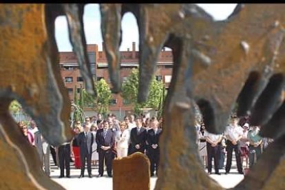 En Leganés, el ministro del Interior, José Antonio Alonso, inauguraba un monumento en homenaje a las víctimas del 11-M y al geo Francisco Javier Torronteras.