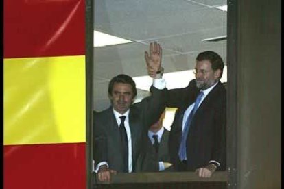 Rajoy y Aznar saludan desde una ventana de la sede del PP en la calle Génova. «Nos vamos con las cuentas claras y las manos limpias», dijo Mariano Rajoy tras conocer su derrota en las elecciones del 14-M.