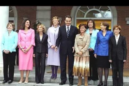 Mª Jesús Sansegundo (Educación), Mª Antonia Trujillo (Vivienda), Elena Salgado (Sanidad), Fernández de la Vega (vicepresidenta), Carmen Calvo (Cultura), Cristina Narbona (Medio Ambiente), Magdalena Álvarez (Fomento), y Elena Espinosa (Agricultura).