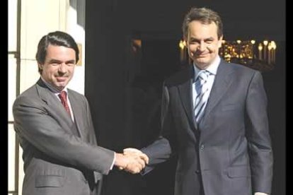 El 25 de marzo el presidente en funciones, José María Aznar y el líder del PSOE, Rodríguez Zapatero, se reunían en Moncloa para dar los últimos retoques al traspaso de poderes.