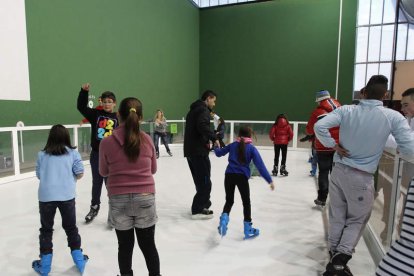 Varios patinadores disfrutan de la pista de hielo. DL