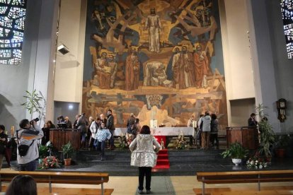 Parte de los participantes en la ruta por la obra de Vela Zanetti en León, ante el gran mural de Jesús Divino Obrero. DL