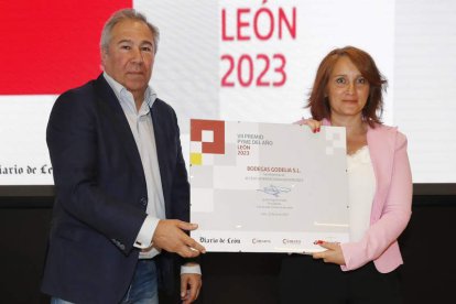 Joaquín S. Torné, director de Diario de León y María José Alba (Bodegas Godelia).