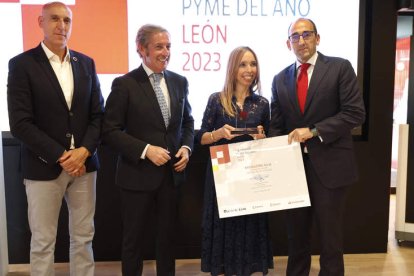 José Antonio Diez, alcalde de León, Javier Vega (Cámara) y la directora de Kyo, Rosa Rodríguez
