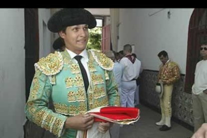 A pesar de los nervios iniciales, los toreros -en la imagen primer plano de El Juli- caminaron por el ruedo leonés con seguridad y confianza.