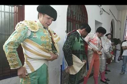 En los minutos previos al inicio de la corrida la concentración de los toreros es máxima.