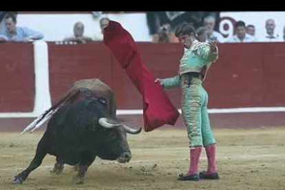 Inició la faena de muleta con estatuarios y pases por bajo, doblando la rodilla, en los que ya dejó ver el animal lo boyante de su embestida. En la primera tanda ya tenía El Juli formado el lío.