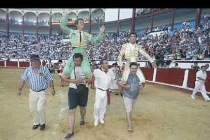 Jiménez salió a hombros junto con El Juli, en una tarde triunfal en la que también pudo haberles acompañado Javier Conde. Sólo por lo que hizo al cuarto, espoleado por el éxito de sus compañeros.