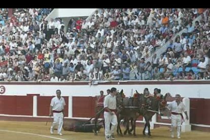 El animal abatido por El Juli, Aparatoso ((493 kilos) dió la vuelta al ruedo, después de que el torero le cortara las dos orejas.