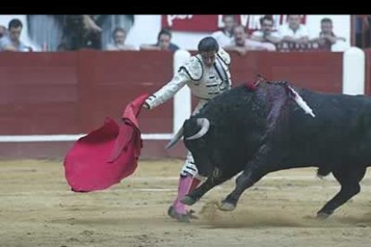 Ya sus dos compañeros con la puerta grande asegurada, Conde salió muy animoso con el capote al que hizo cuarto, y acudió con prisas a brindar al público para iniciar cuanto antes la faena.