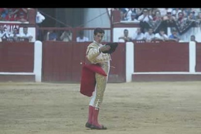 Perdió la puerta grande con los aceros. Recetó un pinchazo hondo, arriba, que pudo haber sido suficiente. Se lo fue tragando el toro, pero necesitó otra estocada, ejecutada tras un aviso.