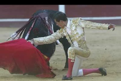 Jiménez adornó el inicio de las tandas para alegrar la embestida del animal, un tanto remisa; aunque el mérito del trasteo estuvo en no dejarse enganchar la muleta.