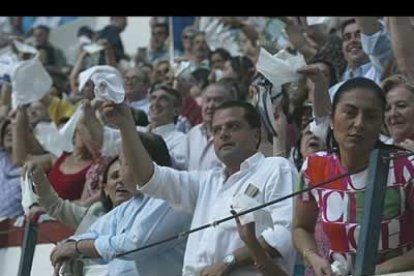 El ex alcalde de León, Mario Amilivia, no quiso perderse la faena.