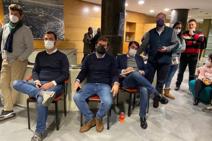 Fernández, Santiago Vélez, Suárez-Quiñones y Silván, en la noche electoral. RAMIRO