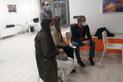 Ana Carlota Amigo (en medio), aguantó el escrutinio. RAMIRO