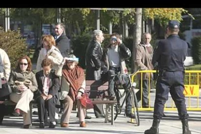 Cerca de 2.000 personas desafiaron a las extremas medidas de seguridad y se acercaron a las inmediaciones del Hostal de San Marcos para ser testigos de este histórico encuentro.