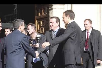 El alcalde de León, Francisco Fernández, que actuó como anfitrión del encuentro, saluda al canciller alemán.