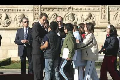 El presidente del Gobierno, encantado con la interrupción, se encarga de poner orden para colocar a los jóvenes para la foto.