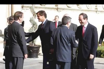 El alcalde de León fue el encargado de darles la bienvenida a la entrada del edificio.