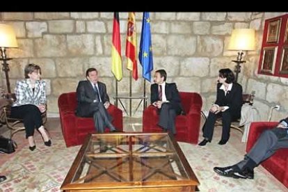 Una vez dentro del hostal, se produjo el primer cambio de impresiones entre los dos mandatarios, en presencia de los intérpretes.