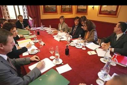 Los titulares de Justicia trataron el proyecto hispano-franco-alemán para conectar a partir del 2005 sus ficheros informáticos de antecedentes penales.