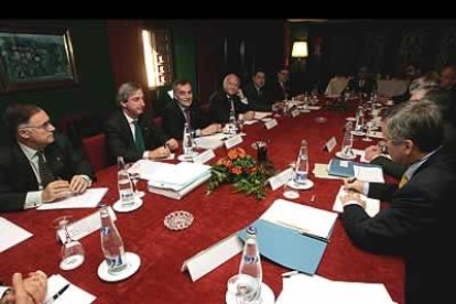En materia de Exteriores se hablo de la  delicada situación de Palestina ante la gravedad Yasir Arafat, del futuro de Irak, del envío de tropas a Afganistán y del segundo mandato de Bush.