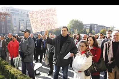 Como suele ocurrir en este tipo de actos, fuera de la cumbre,algunas personas aprovechan para airear sus reividicaciones.