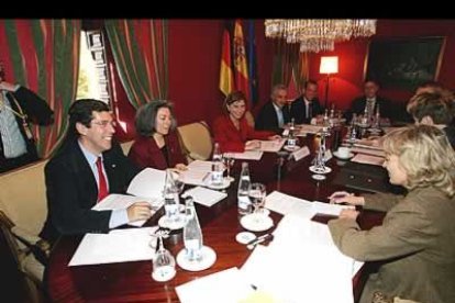 La reforma del azúcar, los reajustes de subvenciones para productos agrícolas y  la limitación al 1% del PIB el presupuesto comunitario a partir del 2007, fueron algunos de los puntos tocados en la reunión de Agricultura.