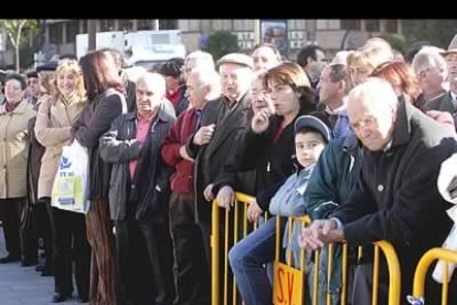 Los habitantes de León disfrutaron del desfile de personalidades, que circularon por el centro de la ciudad.