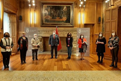 La Diputación de León ha hecho este lunes un reconocimiento a las mujeres que han luchado en primera línea contra el Covid-19 personificas en las 705 trabajadoras del Servicio de Asistencia Domiciliaria (SAD) que atienden a más de 2.700 usuarios
La institución ha celebrado este atípico 8M con la retransmisión en directo a través de las redes sociales de la lectura del manifiesto en el patio del Palacio de los Guzmanes a cargo de las diputadas de la corporación provincial. DIPUTACIÓN DE LEÓN