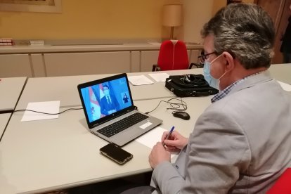 El delegado territorial, Juan Martínez Majo, ha participado en el “II Encuentro Mujer en Castilla y León: Redes por la Igualdad”, presidido por Alfonso Fernández Mañueco de manera telemática. JCYL