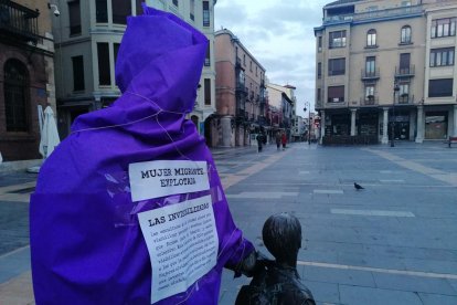 La talla de Jesús Trapote conocida como 'Padre e hijo' ubicada junto a la Catedral de León. DL