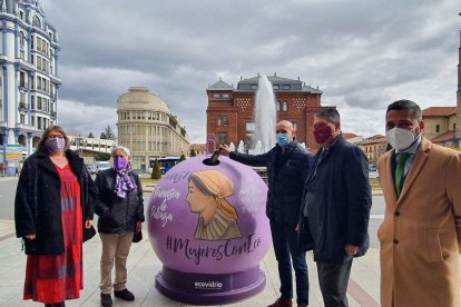 León cuenta con cuatro contenedores de vidrio decorados con imágenes de personalidades femeninas relevantes. AYUNTAMIENTO DE LEÓN