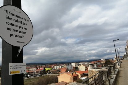 Detalle de un cartel por el 8M en Astorga. DL