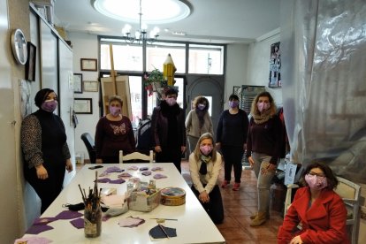 La alcaldesa de San Andrés, Camino Cabañas, y la concejala de Bienestar Social, Liliana Izquierdo, han visitado hoy a las mujeres que forman parte de uno de los talleres impulsados desde el Área de Mujer e Igualdad del Ayuntamiento de San Andrés del Rabanedo. AYTO. SAN ANDRÉS