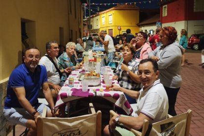 Los vecinos, durante un momento de la cena.