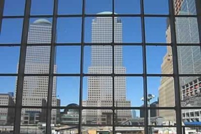 Tres años después del mayor atentado de su historia, Nueva York no olvida el desastre. En Manhattan, en la zona cero, aún se trabaja para llenar el hueco que ocuparon las torres gemelas.