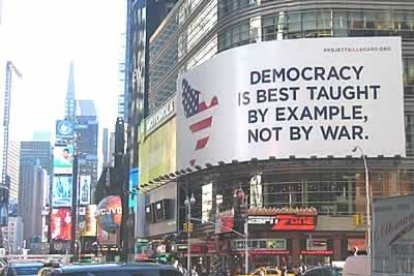 La vida cotidiana en Nueva York no es ajena a las elecciones. En la foto, propaganda electoral en Times Square
