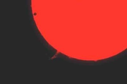 Venus, de características similares a la Tierra, se desplazará lentamente como una gota de tinta negra a través del hemisferio sur del Sol, cubriendo una pequeña parte de la superficie de su disco.
