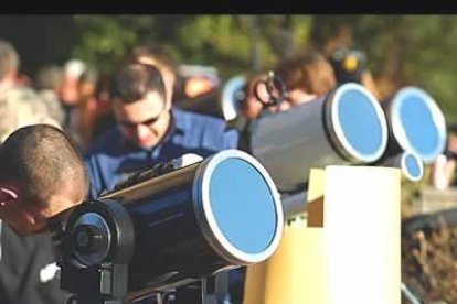 Los expertos advierten de que la única forma segura de observar este tránsito, mucho más peligroso que un eclipse, y evitar la ceguera por quemaduras en la córnea será proyectando la imagen del Sol en una cartulina.